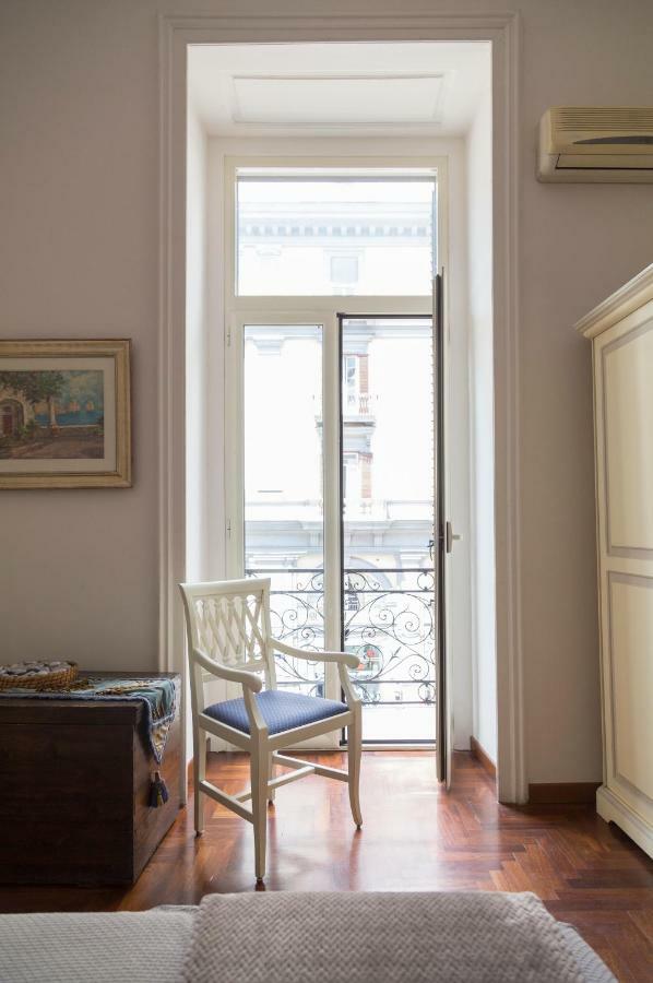 Bianchi Mediterranei B&B เนเปิลส์ ภายนอก รูปภาพ